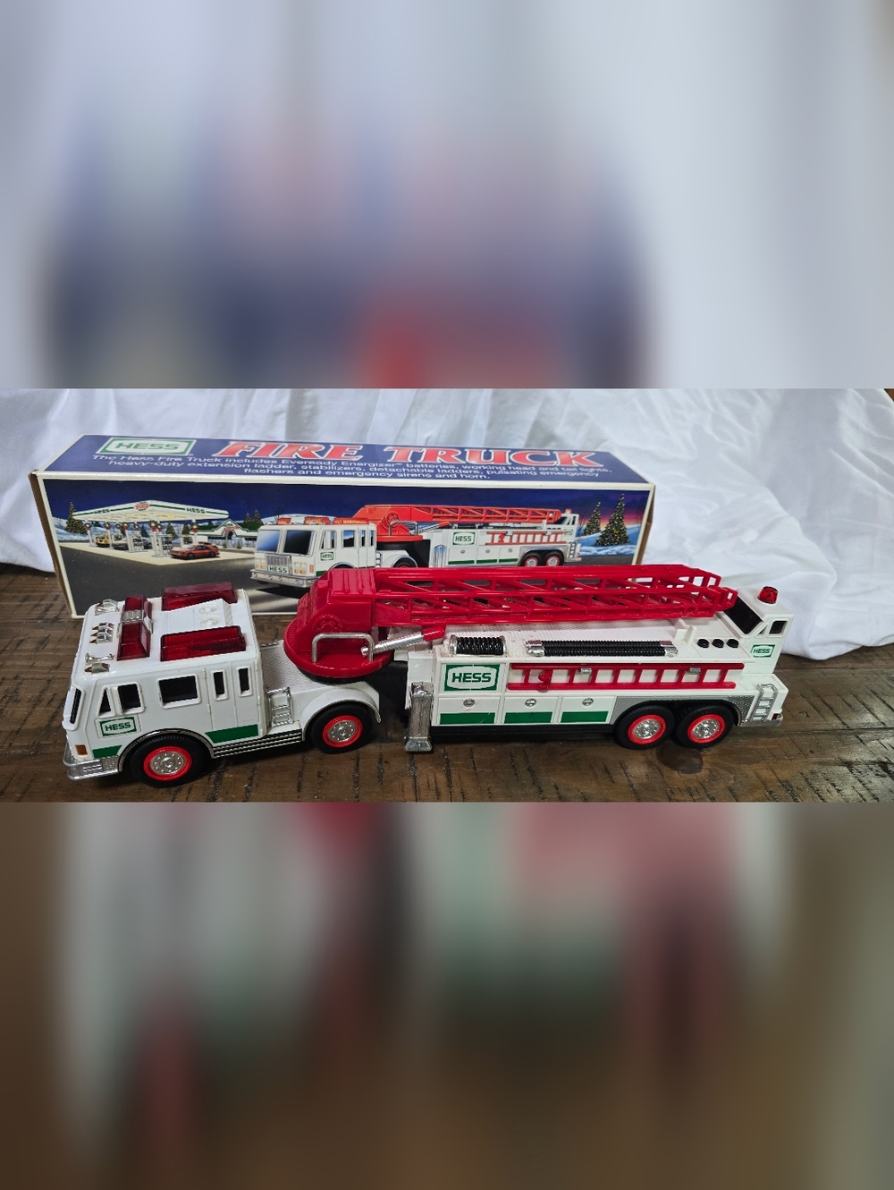 VINTAGE HESS GASOLINE FIRE TRUCK 2000 Extension Ladder Sirens Lights Working